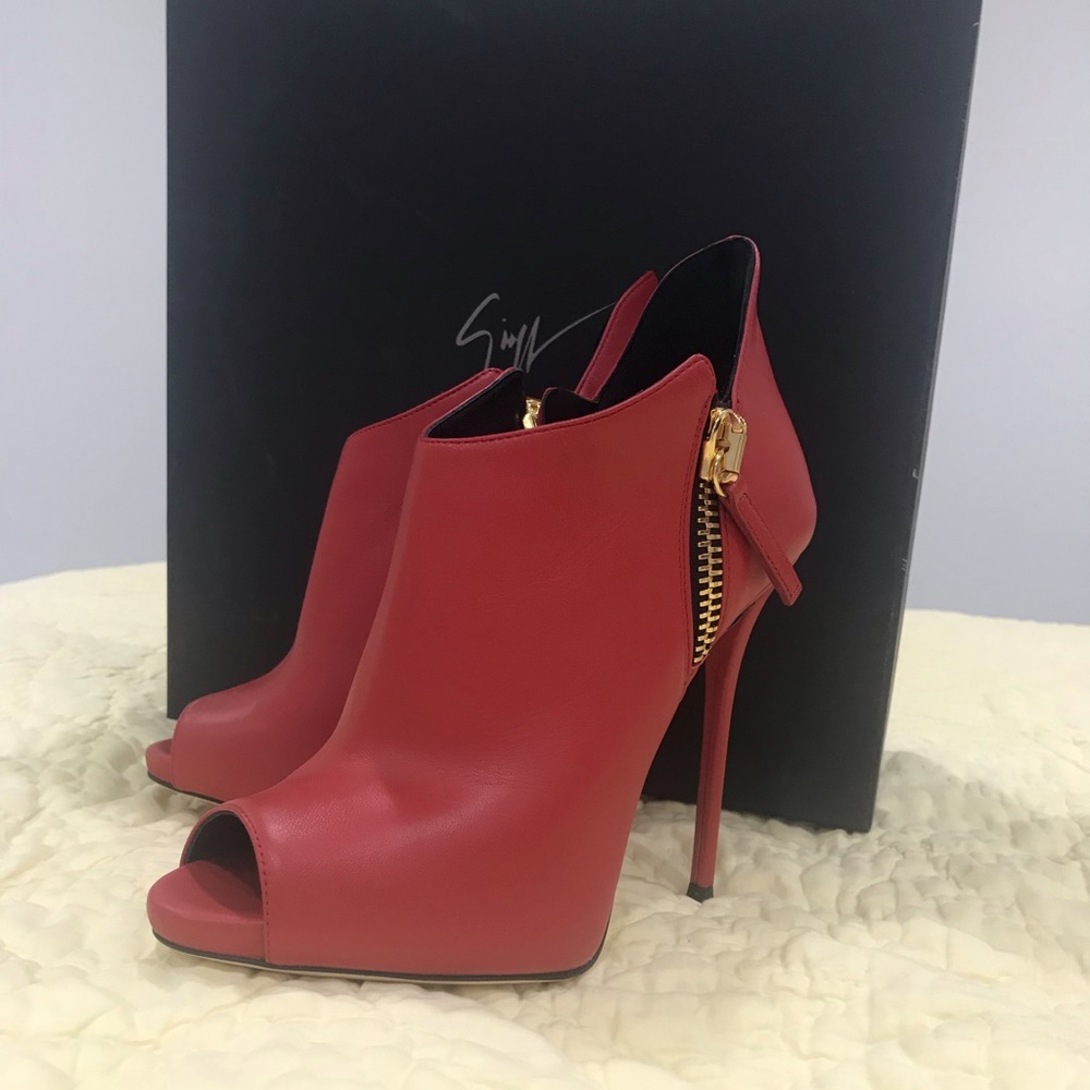 Giuseppe zanotti peep toe stiletto bootie